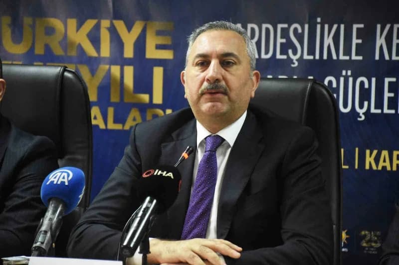 AK Parti Grup Başkan Vekili Abdulhamit Gül Karaman’da partisinin teşkilat üyeleriyle konuşma yaparken