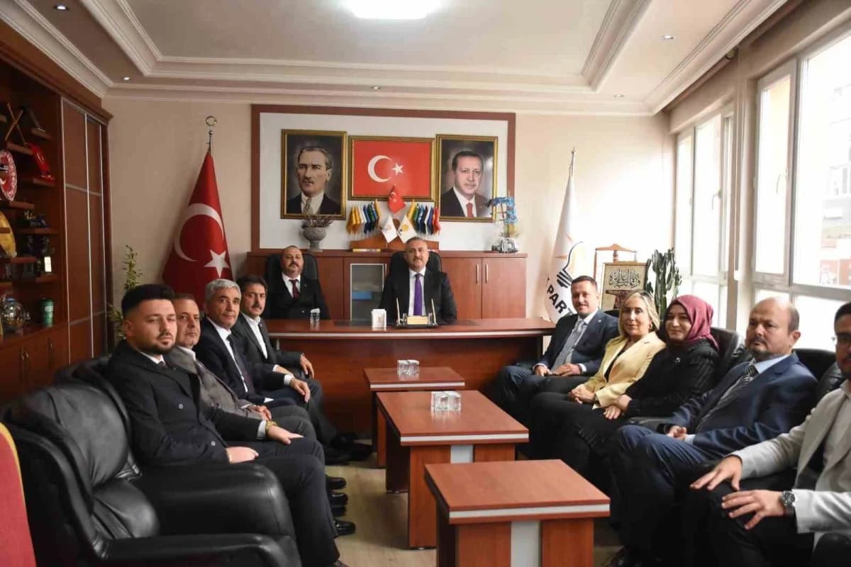 "Türkiye Yüzyılı Buluşmaları" kapsamında Karaman'a gelen AK Parti Grup başkanvekili Abdulhamit Gül,, partisinin İl Başka