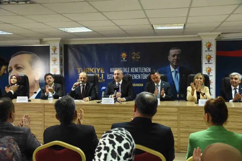 AK Parti Grup başkanvekili Abdulhamit Gül, partisinin İl Başkanlığı'nı ziyaretinde konuştu