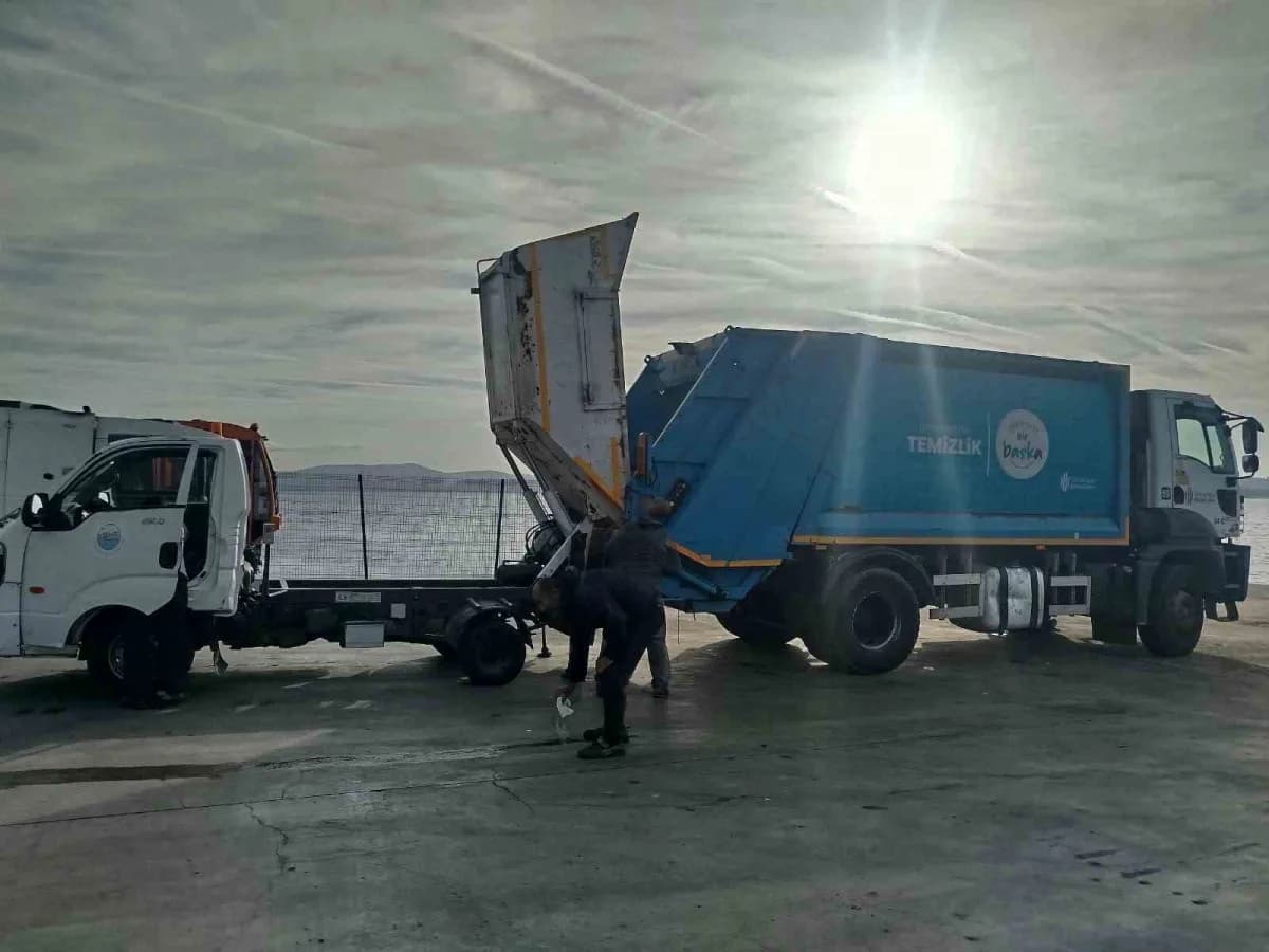 Kınalıada’ya çöp kamyonu sevk edildi, arızalı araçlar bakıma alındı.