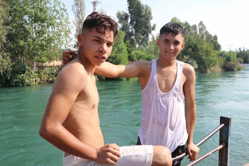 Barış Demirciler (Solda) klimanın yetersiz olduğunu dile getirerek, “Sıcaklardan dolayı serinlemek için kanalları tercih
