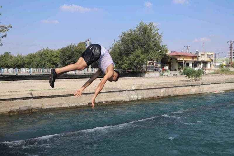 Adana’da hissedilen sıcaklığın 40 dereceye yakın seviyelerde sürmesiyle serinlemek isteyen çocuklar, tehlikeli olmasına