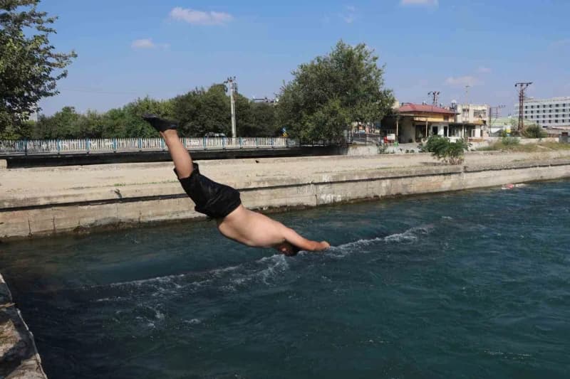 Adana’da hissedilen sıcaklığın 40 dereceye yakın seviyelerde sürmesiyle serinlemek isteyen çocuklar, tehlikeli olmasına