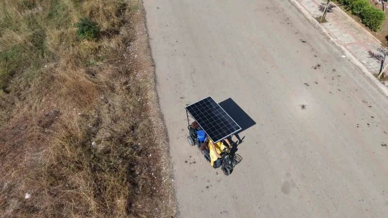 Adana Kozan'da seyyar dondurmacının güneş paneli takılı elektrikli motosikleti