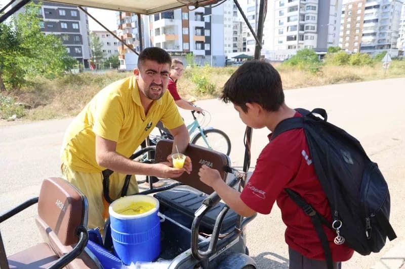 Adana’nın Kozan ilçesinde seyyar dondurmacılık yapan Mehmet İldeniz, 3 tekerlekli elektrikli motosikletine güneş paneli