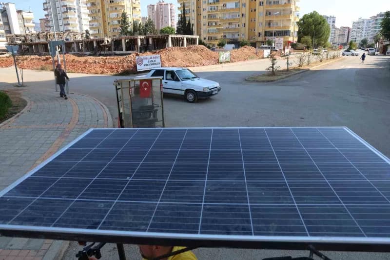 Adana’nın Kozan ilçesinde seyyar dondurmacılık yapan Mehmet İldeniz, 3 tekerlekli elektrikli motosikletine güneş paneli