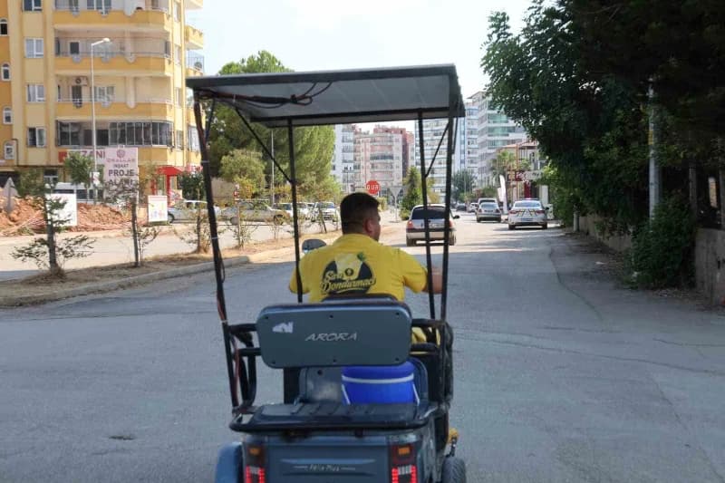 Adana’nın Kozan ilçesinde seyyar dondurmacılık yapan Mehmet İldeniz, 3 tekerlekli elektrikli motosikletine güneş paneli