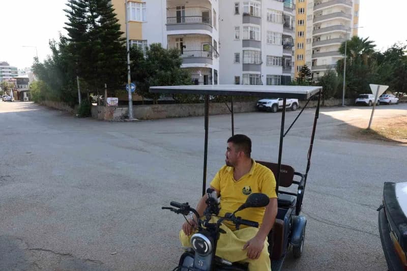 Adana’nın Kozan ilçesinde seyyar dondurmacılık yapan Mehmet İldeniz, 3 tekerlekli elektrikli motosikletine güneş paneli