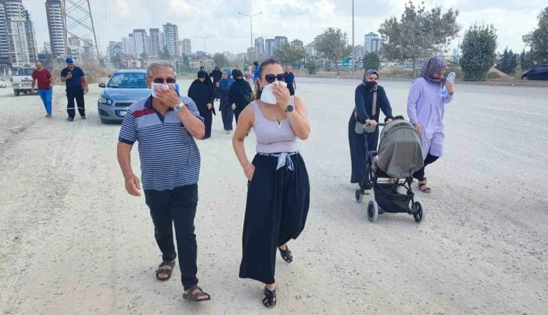 Mahalle sakinleri, bulvar üzerinde toplanarak sorunun çözümünü istedi