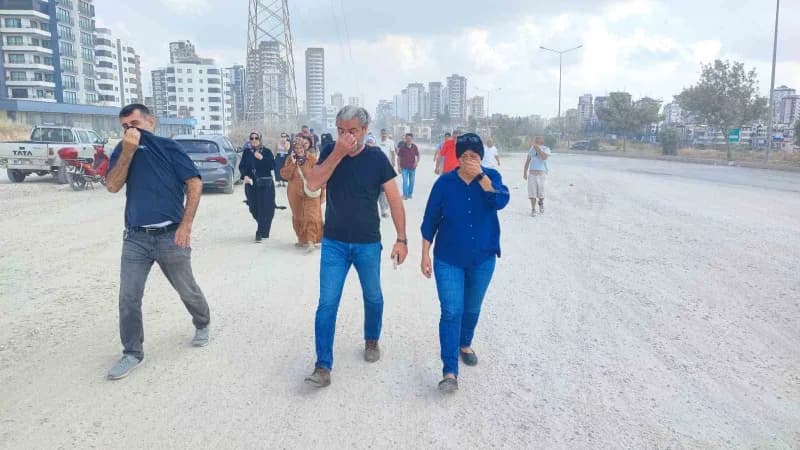 Mahalle sakinleri, bulvar üzerinde toplanarak sorunun çözümünü istedi