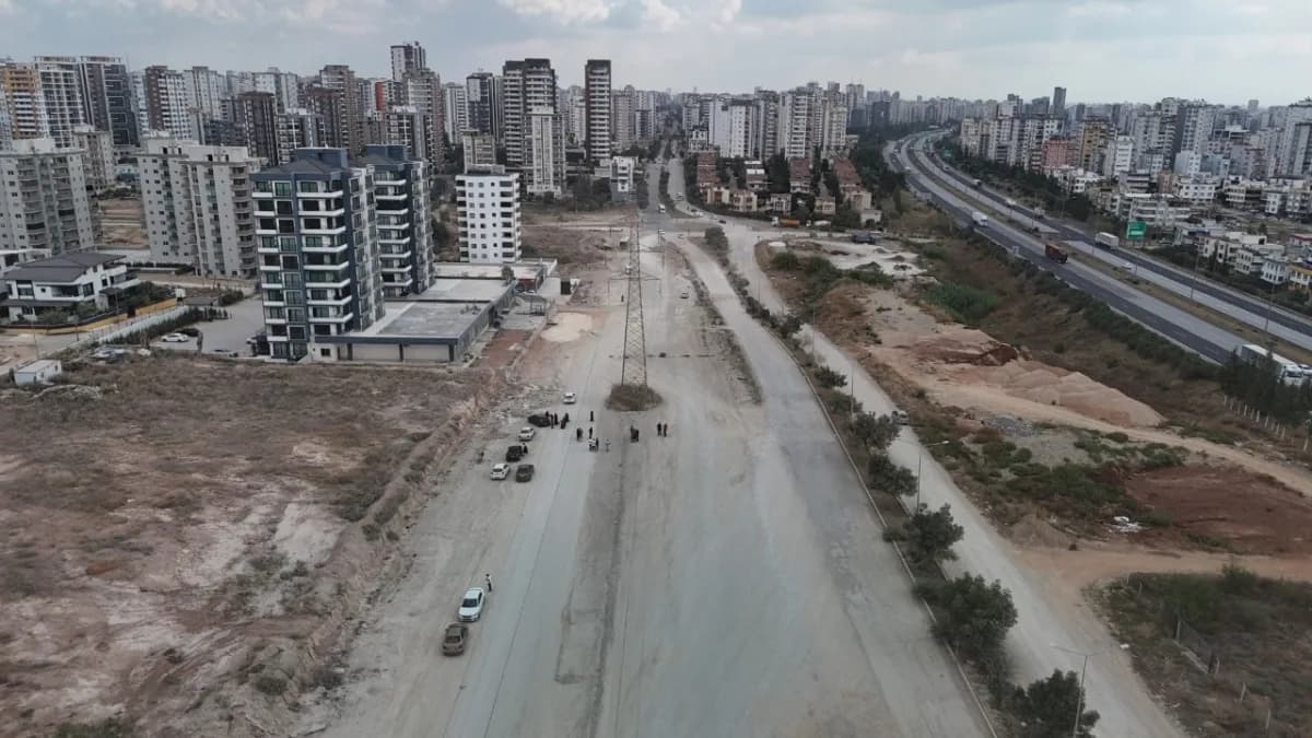 Adana'da yapımı yaklaşık 2 yıldır devam eden ve bir türlü tamamlanamayan bulvar, çevrede yaşayan vatandaşları isyan etti