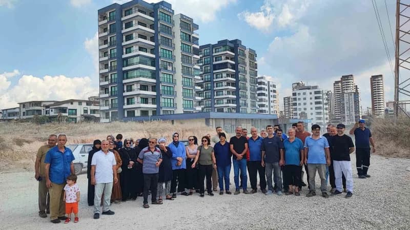 Mahalle sakinleri, bulvar üzerinde toplanarak sorunun çözümünü istedi
