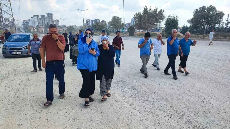 Mahalle sakinleri, bulvar üzerinde toplanarak sorunun çözümünü istedi