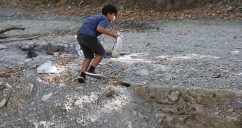 Adana’nın Feke ilçesinde çınar ağaçlarının gölgesinde, doğal kaynak suyunun bulunduğu Geçirimoluk Mesire Alanı’na asılan