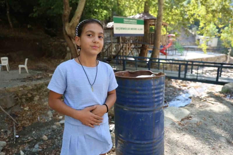 9 yaşındaki Zeynep Miray Solmuşgül, alanda bulunan "Çöp atan eşektir" yazılı tabelanın haklı olduğunu belirterek, "Bu ya