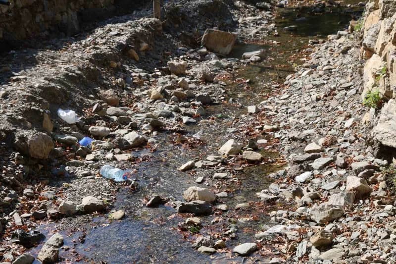 Adana’nın Feke ilçesinde çınar ağaçlarının gölgesinde, doğal kaynak suyunun bulunduğu Geçirimoluk Mesire Alanı’na asılan