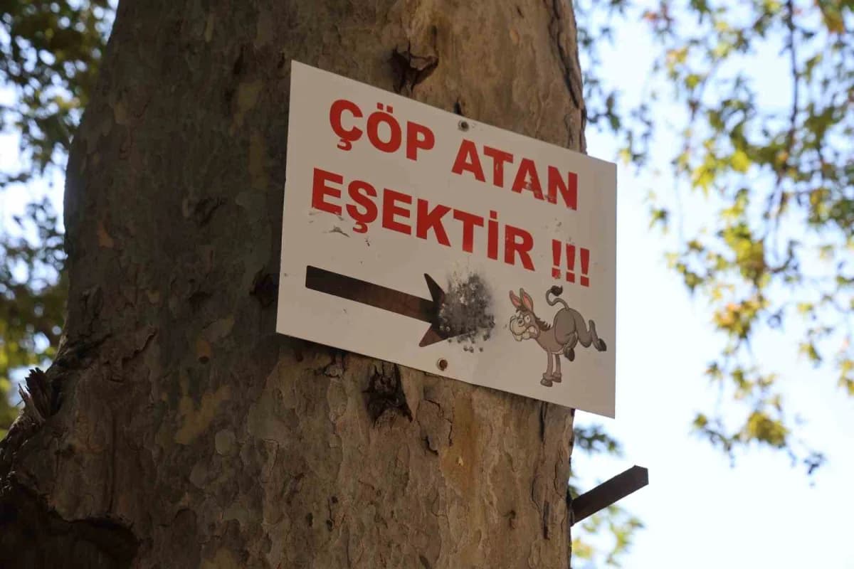 Adana’nın Feke ilçesinde çınar ağaçlarının gölgesinde, doğal kaynak suyunun bulunduğu Geçirimoluk Mesire Alanı’na asılan