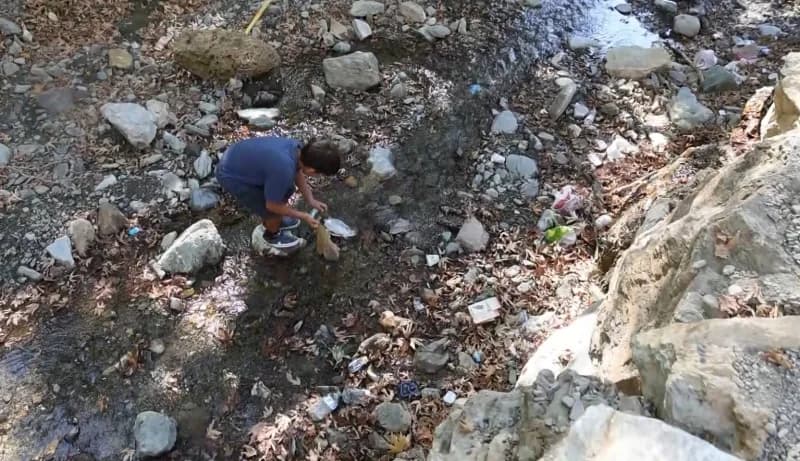 Adana’nın Feke ilçesinde çınar ağaçlarının gölgesinde, doğal kaynak suyunun bulunduğu Geçirimoluk Mesire Alanı’na asılan