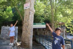 Adana Feke Geçirimoluk Mesire Alanı'nda 'Çöp atan eşektir' yazılı tabela ve çevrede çöplerin toplandığı alan