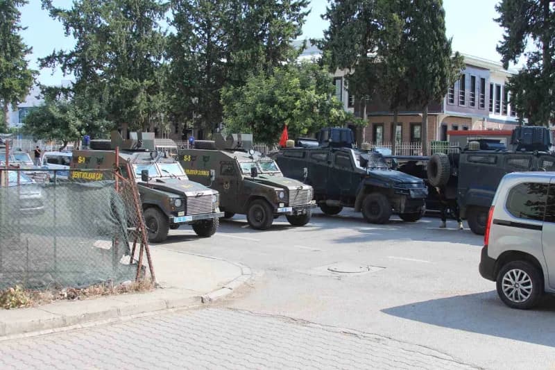 Adana’da kurşunlama gibi olaylarda aranması bulunan şahıs polise teslim olmamak için önce tabanca ile ateş açtı ardından