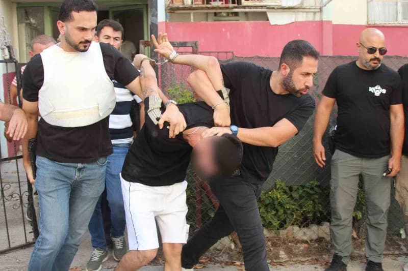 Adana’da kurşunlama gibi olaylarda aranması bulunan şahıs polise teslim olmamak için önce tabanca ile ateş açtı ardından