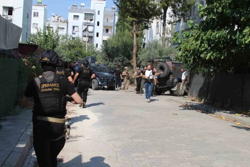 Adana’da kurşunlama gibi olaylarda aranması bulunan şahıs polise teslim olmamak için önce tabanca ile ateş açtı ardından