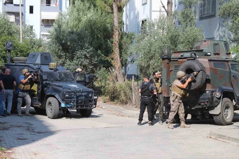 Adana’da kurşunlama gibi olaylarda aranması bulunan şahıs polise teslim olmamak için önce tabanca ile ateş açtı ardından