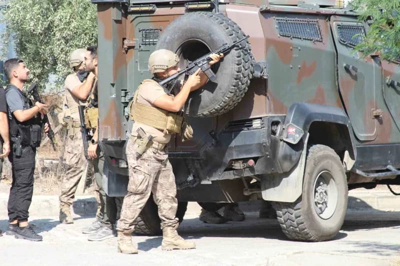 Adana’da kurşunlama gibi olaylarda aranması bulunan şahıs polise teslim olmamak için önce tabanca ile ateş açtı ardından