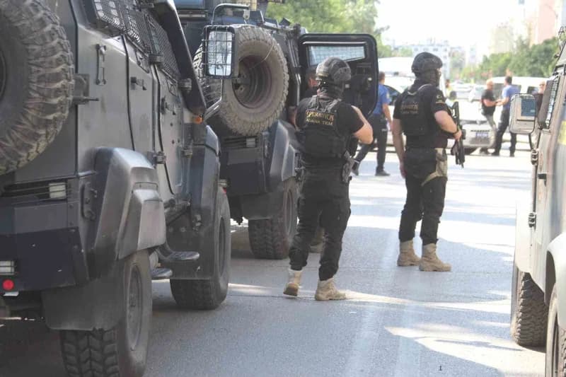 Adana’da kurşunlama gibi olaylarda aranması bulunan şahıs polise teslim olmamak için önce tabanca ile ateş açtı ardından