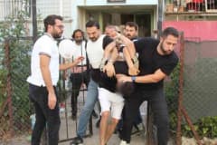Adana'da polisin operasyon düzenlediği evin önünde özel harekat ekipleri ve bomba imha uzmanları