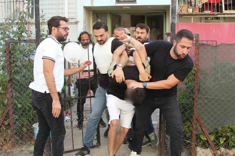 Adana'da polisin operasyon düzenlediği evin önünde özel harekat ekipleri ve bomba imha uzmanları
