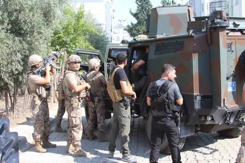 Adana’da kurşunlama gibi olaylarda aranması bulunan şahıs polise teslim olmamak için önce tabanca ile ateş açtı ardından