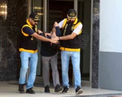 Adana'da polis ekipleri firari hükümlünün saklandığı apartman dairesinde operasyon düzenledi