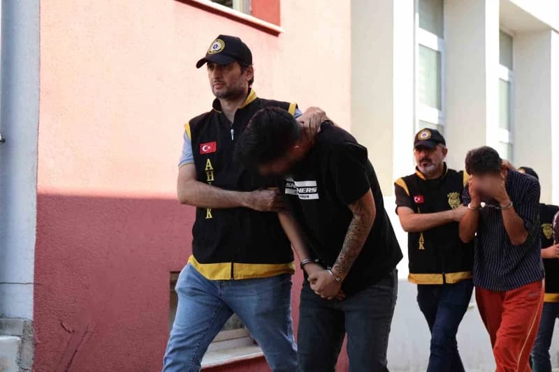 Adana merkezli Mersin ve Tekirdağ’da düzenlenen eş zamanlı operasyonda, fuhuş yaptırdığı öne sürülen 7’si kadın 18 şüphe
