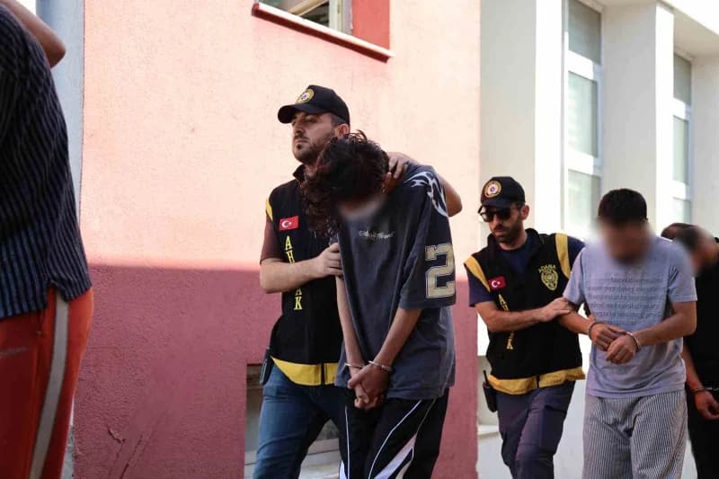 Adana merkezli Mersin ve Tekirdağ’da düzenlenen eş zamanlı operasyonda, fuhuş yaptırdığı öne sürülen 7’si kadın 18 şüphe