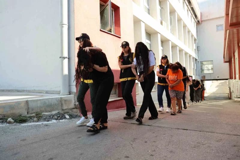 Adana merkezli Mersin ve Tekirdağ’da düzenlenen eş zamanlı operasyonda, fuhuş yaptırdığı öne sürülen 7’si kadın 18 şüphe