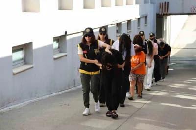 Adana merkezli fuhuş operasyonunda polis ekipleri şüphelileri gözaltına aldı