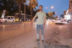 Adana Yüreğir'de halk otobüsünün açık kapısı bisikletliye çarparak yere savurduğu anın güvenlik kamerası görüntüsü