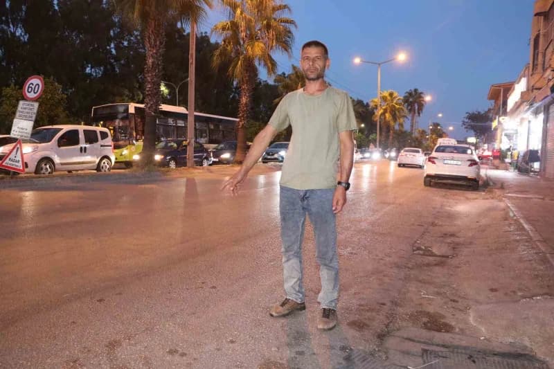 Adana Yüreğir'de halk otobüsünün açık kapısı bisikletliye çarparak yere savurduğu anın güvenlik kamerası görüntüsü