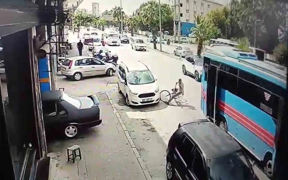 Adana’da iki kapısı açık ilerleyen halk otobüsünün arka kapısı yol kenarındaki bisikletli Mustafa Tiken’e çarptı. O anla