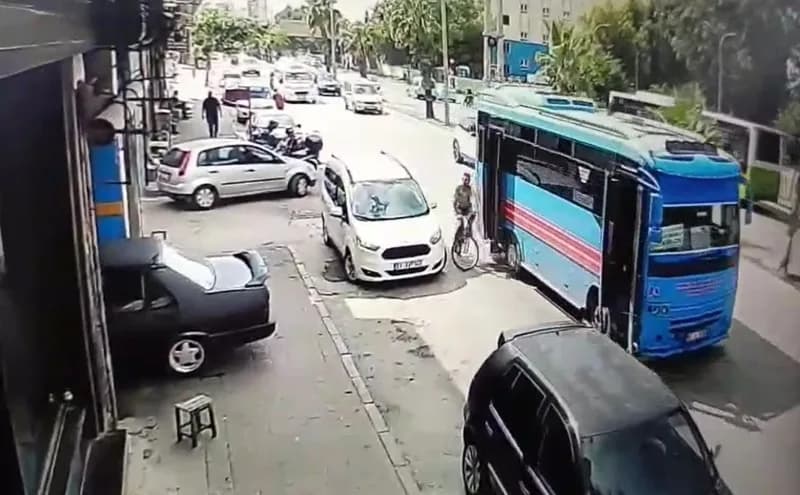 Adana’da iki kapısı açık ilerleyen halk otobüsünün arka kapısı yol kenarındaki bisikletli Mustafa Tiken’e çarptı. O anla