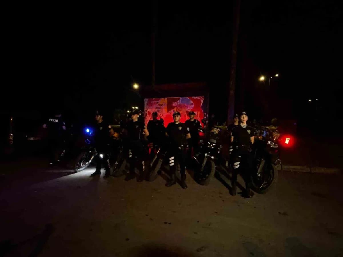Adana’da polis ekiplerinin gerçekleştirdiği “Huzur ve Güven” uygulamasında çeşitli suçlardan aranan 64 şahıs yakalanırke