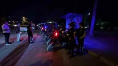 Adana’da polis ekiplerinin Huzur ve Güven uygulaması sırasında araç ve şahıs denetimi yapması