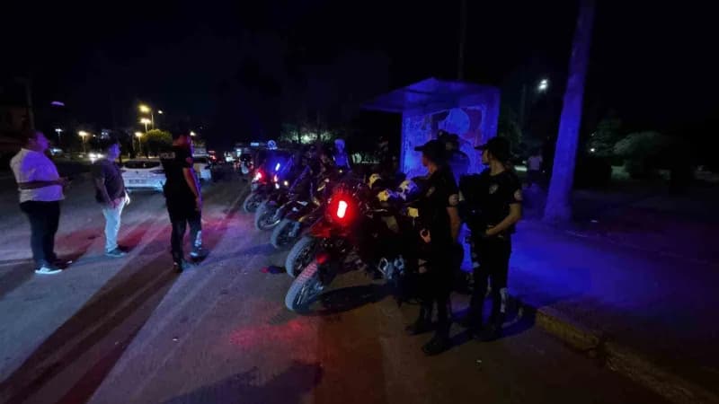 Adana’da polis ekiplerinin Huzur ve Güven uygulaması sırasında araç ve şahıs denetimi yapması
