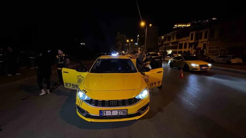 Adana’da polis ekiplerinin gerçekleştirdiği “Huzur ve Güven” uygulamasında çeşitli suçlardan aranan 64 şahıs yakalanırke
