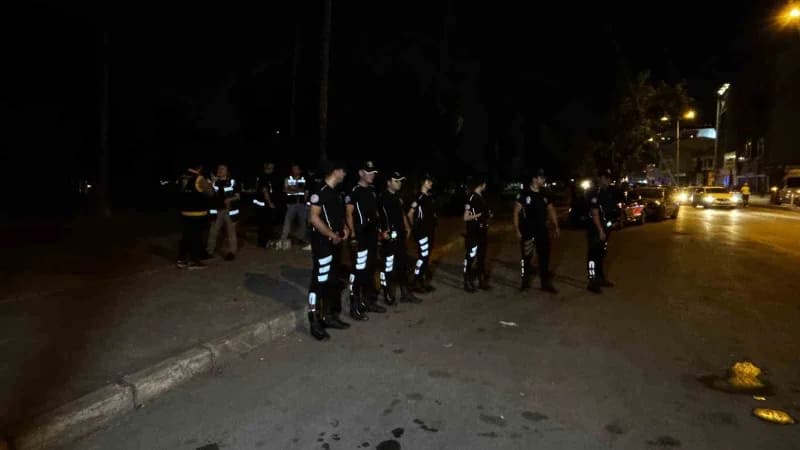 Adana’da polis ekiplerinin gerçekleştirdiği “Huzur ve Güven” uygulamasında çeşitli suçlardan aranan 64 şahıs yakalanırke
