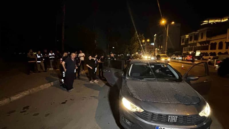 Adana’da polis ekiplerinin gerçekleştirdiği “Huzur ve Güven” uygulamasında çeşitli suçlardan aranan 64 şahıs yakalanırke