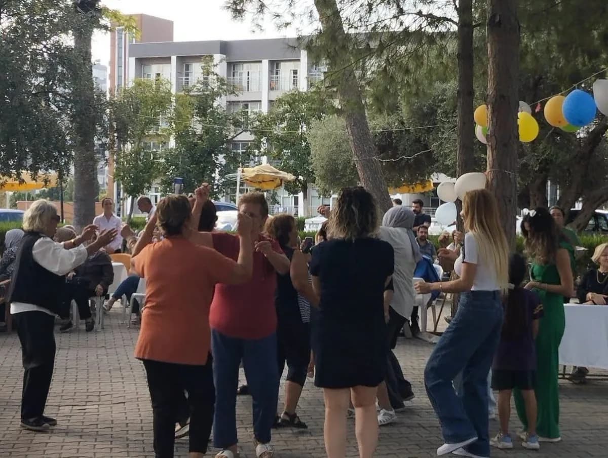 Adana’da huzurevinde kalan ve eylül ayında doğan yaşlıların doğum günleri düzenlenen etkinlikle kutlandı.