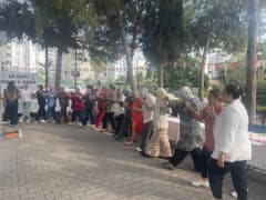 Adana huzurevinde eylül ayında doğan yaşlıların doğum günü kutlaması sırasında pasta kesiliyor