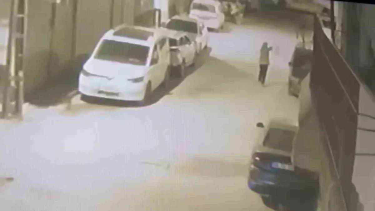 Adana’da yüzlerini kapüşon ve şapka ile gizleyen şüpheliler, iki farklı araca silahlı saldırı düzenledi. Saldırı anları